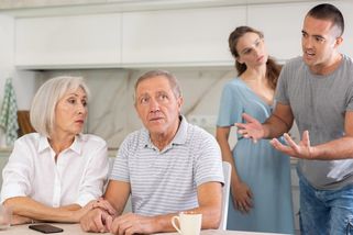 Marie (67): Syn mi vozil vnuky každý víkend. Jednou jsem mu už dveře neotevřela - Médium.cz