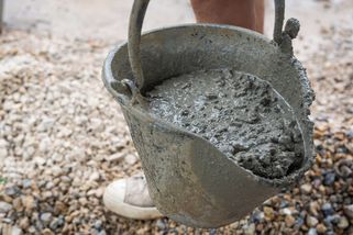 Hadr namočili do cementu a hodili přes kbelík: výsledkem je luxusní květináč jak z drahého obchodu - Médium.cz