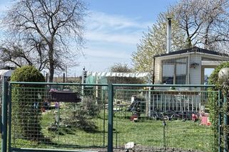 Soused si postavil mobilní dům a začal ho užívat bez povolení. Místní ho nahlásili na úřadě