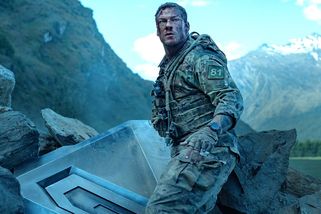 Recenze: Válečné monstrum není novým Predátorem. Pochod smrti se zde mění v sympatickou sci-fi řežbu