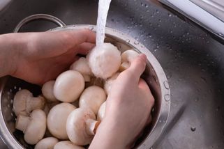 Nejenom maso. Ani houby nebo vajíčka nikdy neoplachujte vodou, radí hygienici