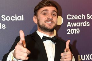 Tary ukazoval dětem na campu auto za miliony. První reakce influencera po zdrcující kritice