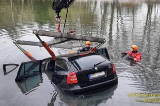 Dvaadvacetiletý opilý řidič utopil škodovku v koupališti na Plzeňsku - Novinky