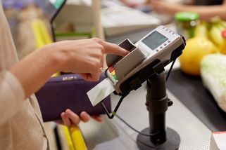 „Chtěla jsem se propadnout.“ Eva třikrát zadala špatný PIN a stála u pokladny bez peněz. Pak promluvil muž za ní