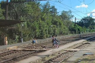 railtarget.cz/osobni-doprava/dovalte-firovi-flasku-musel-zesedivet-mrazive-zabery-desi-lidi-rodice-hnali-deti-tesne-pred-vlak-12588.html?utm_source=www.seznam.cz&utm_medium=seznam_distribuce&utm_campaign=lide