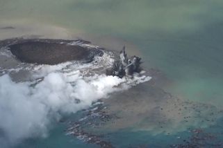 Záběry z dronu ukazují, jak se po sopečné erupci zrodil nový japonský ostrov - Novinky