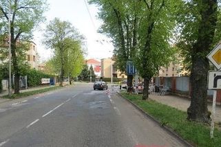 Batole v Hradci vypadlo za jízdy z auta, naštěstí skončilo jen s lehkým zraněním - Novinky