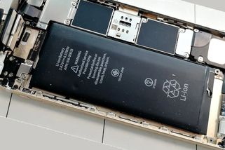 Děkujte EU, od roku 2027 si vyměníte baterii v telefonu sami
