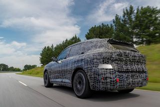 BMW láká na novou X5 s designem, který rozdělí internet. Ukáže se už zítra