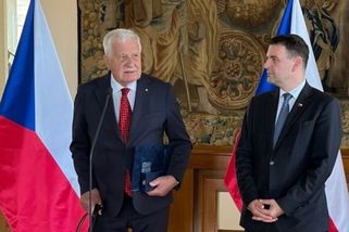 prahain.cz/politika/macinka-dal-klausovi-k-narozeninam-medaili-vsude-o-vas-ve-svete-mluvi-27735.html?utm_source=www.seznam.cz&utm_medium=seznam_distribuce&utm_campaign=lide