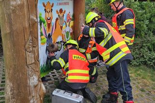 Dítěti v Broumově zůstala hlava zaklíněná ve fotografické stěně - Novinky
