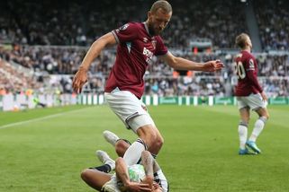 Slušňák Souček? Třikrát kopl do soupeře, měl být vyloučen, píší fanoušci. West Ham je blízko sestupu