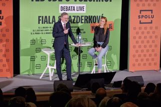 Premiér vyrazil s Pazderkovou na roadshow. V Jihlavě čelil i aktivistovi kvůli útoku na fakultě - Novinky