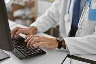 Žádanky na vyšetření a odběry budou povinně elektronické. Od kdy už s papírem nepochodíte?