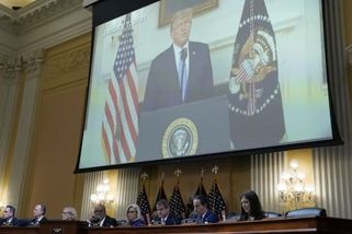 Spáchal čtyři zločiny včetně napomáhání vzpouře, tvrdí výbor Kongresu o Trumpovi. Navrhl ho obžalovat