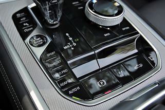 Jízda ve sportovním režimu kvůli nižší spotřebě? Zdánlivý nesmysl může někdy fungovat lépe než režim Eco
