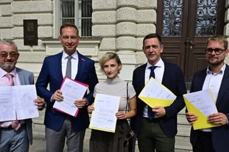 Vláda jde proti zájmům Česka, tvrdí opozice. Nová pravidla rozpočtu napadla u Ústavního soudu