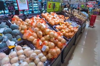 Nejlepší cibule ze supermarketu: stojí jen pár korun a chutná lépe než od farmáře. Češi ji kupují ve velkém