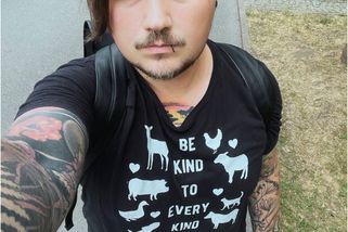 „Jako společnost se k ženám nechováme dobře,“ říká feminista a politik Petr Konečný, který veřejně hájí práva žen a queer lidí