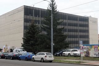 Plzeň dokončila osmipodlažního parkovacího obra. Stojí u bývalého pivovaru - Novinky