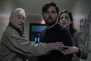 Recenze: Kandidát na nejzbytečnější film. Našeptávače nezachrání ani De Niro - Seznam Zprávy