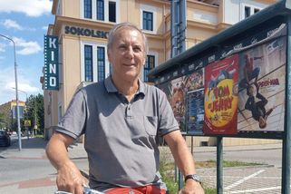 Veterán mezi promítači vozil filmy k vlaku na kole aneb Digitalizace zničila stovky kin