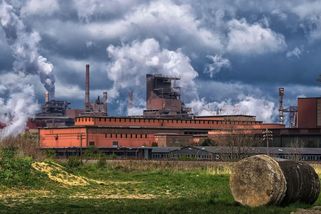 Komunisti z nás udělali špinavou montovnu, dnes za to těžce platíme - Médium.cz