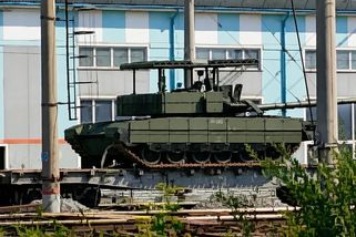 Rusové vytáhli ze skladů tisíce T-80 a předělávají je. Z „mangalu“ na věži udělali zbraň, jakou drony nečekají