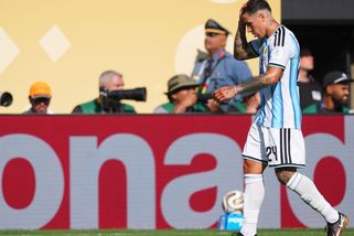 MS fotbal | Totální blbost! Vyloučený Argentinec dostává sodu ze všech stran - Sport.cz