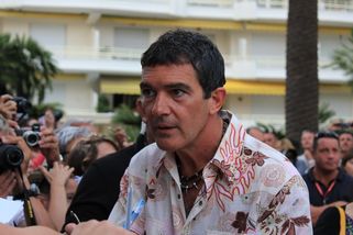Skoro neuměl anglicky a stejně dobyl Hollywood. Po infarktu se Antonio Banderas vrátil do Málagy - Médium.cz