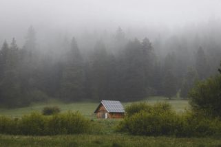 Vlastní elektřina jako klíč k nezávislosti a úsporám. Stále více domácností umí fungovat v takzvaném ostrovním režimu - EnergoZrouti.cz