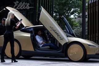 Tesla pustila do provozu své robotické taxi Cybercab. V tichosti a bez Muska - Seznam Zprávy