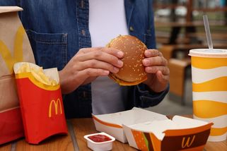 Jeden mrtvý, desítky nakažených. V McDonald’s v USA se šíří E. coli - Novinky