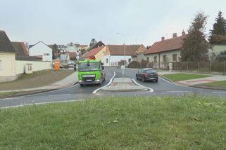 Bizarní kruhový objezd na Plzeňsku. Autobusy a kamiony jezdí přes obrubníky, ničí si pneumatiky