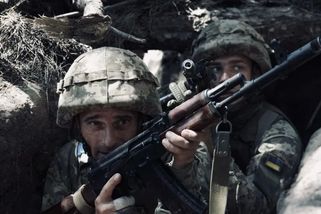KOMENTÁŘ: Kdo posílá Ukrajince z Česka zpět do války, ať se napřed sám stane hrdinou