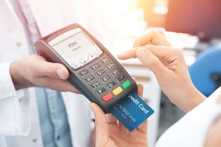 Platební karty čeká zásadní změna: PIN může brzy skončit a nahradí ho nová technologie