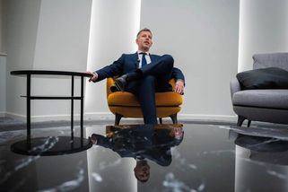 „To je svět maďarských Ceaușesců.“ Magyar ve videích ukazuje luxus, v němž působila bývalá vláda - Novinky