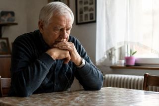 „Vnoučata čekají, až umřu, aby měla kde bydlet.“ V některých rodinách se senioři stávají přítěží