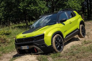 Jeep Avenger je po modernizaci větší drsňák. Čtyřkolka nechybí, víc koní ale ano - Garáž.cz