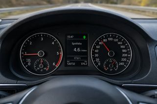Posloucháte tuhle šipku v palubní desce? Motoru tím nemusíte dělat dobře, řaďte podle pocitu