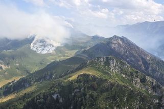České vrtulníky zasahují u dalšího rozsáhlého požáru ve Francii | hasici.cz