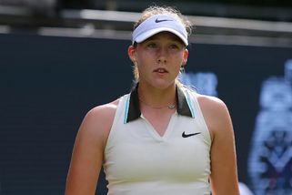 Foto dne: Dechberoucí paralela – Šampionky Sharapova a Andreeva na kolenou