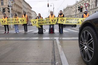 Řidiči SUV v Linci došla trpělivost a najel do klimatických extremistů. Na internetu koluje video - Novinky