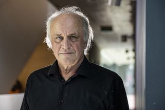 Pomáhal při sametové revoluci a vyhnal okupanty: Zpěvák, skladatel a politik Michael Kocáb slaví narozeniny - Expres FM