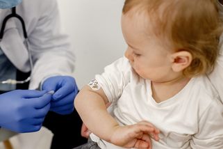 Odmítla očkování dítěte po úrazu v zoo. Nemocnice to nahlásila, podle soudu ale porušila zákon