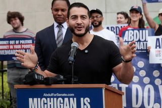 Začaly primárky v Michiganu. Poznamenal je střet mezi demokraty