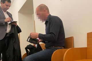 Nůž u krku, bití kabelem nebo vyhnání nahé ženy na mráz. Muž je před soudem za týrání rodiny - Novinky