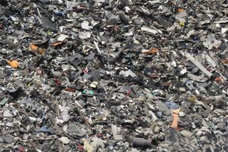 Kamiony na Plzeňsku byly plné nelegálního odpadu. Skrývaly asfaltovou směs i drcený plast - Novinky