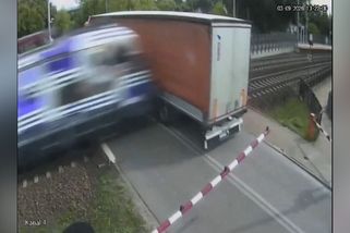 Vlak rozmetal kamion uvázlý na přejezdu v Polsku - Novinky