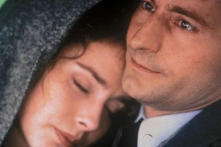 Film Tmavomodrý svět není bez chyb. Zejména historické nepřesnosti dost mrzí - Médium.cz